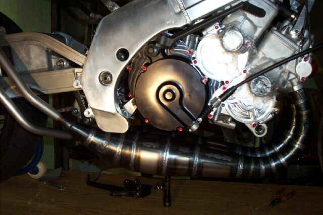 engineinframe.jpg (84423 bytes)