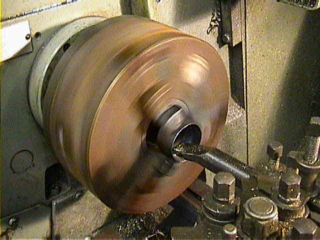 lathe2.jpg (130731 bytes)