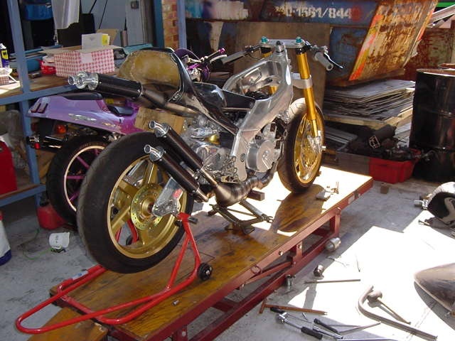 Clive's moped3.jpg (118151 bytes)