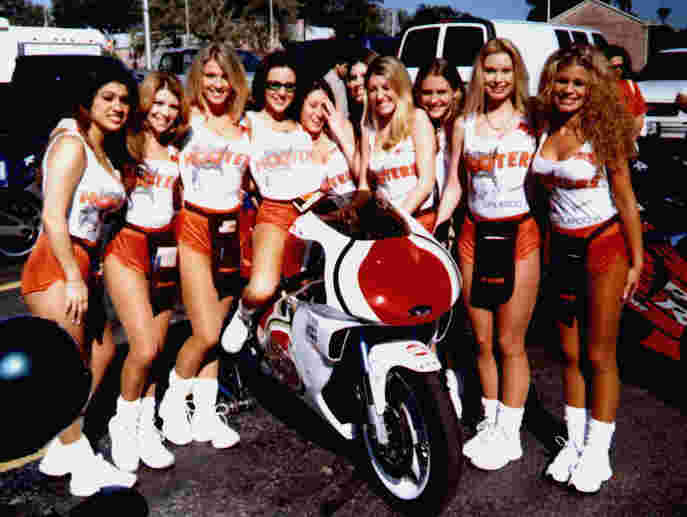 Hootersgang.jpg (57078 bytes)